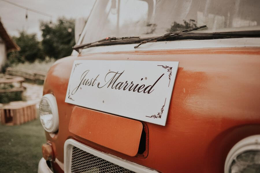 Jak nazdobit svatební auto - Just Married